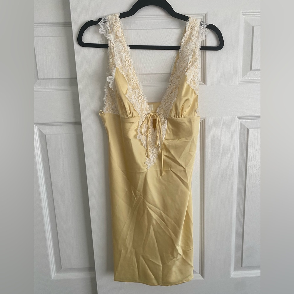 LIGHT YELLOW STRETCH SATIN DRESS WITH LACE DETAIL// never worn!